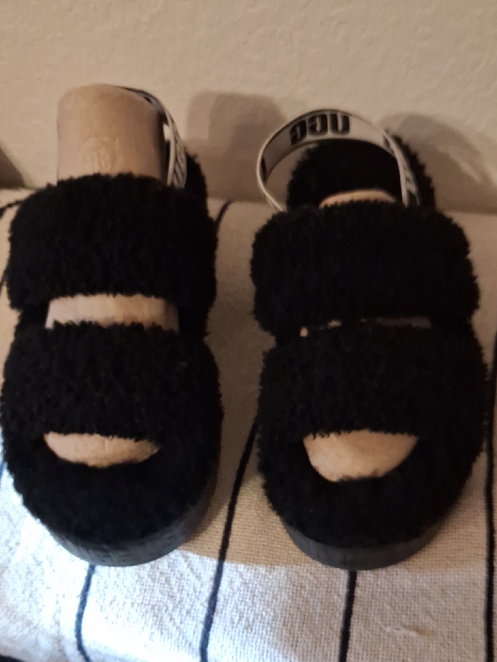 UGG Womans Black Fuzzy Slide Sandals with Branded Heel Strap Sz 9
